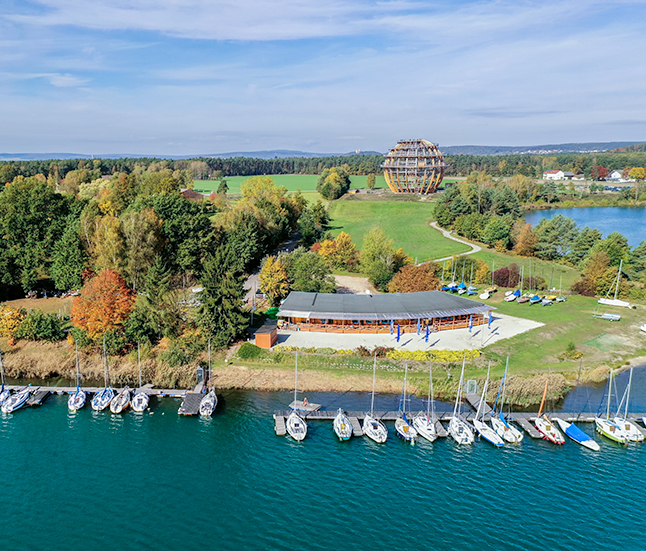 Erlebnisholzkugel und Segelschule Steinberger See